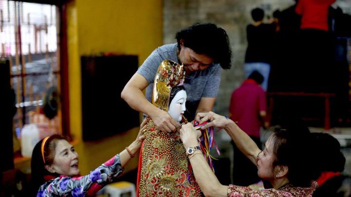 Pengurus Wihara Amurva Bhumi atau Hok Tek Tjeng Sin merias Dewi Kwan Im usai dimandikan di tempat ibadah tersebut, di kawasan Karet, Jakarta Selatan, Senin (28/1/2019). Ritual bersih-bersih wihara merupakan bagian dari persiapan menyambut tahun baru Imlek 2570 yang jatuh pada 5 Februari 2019).    Ko