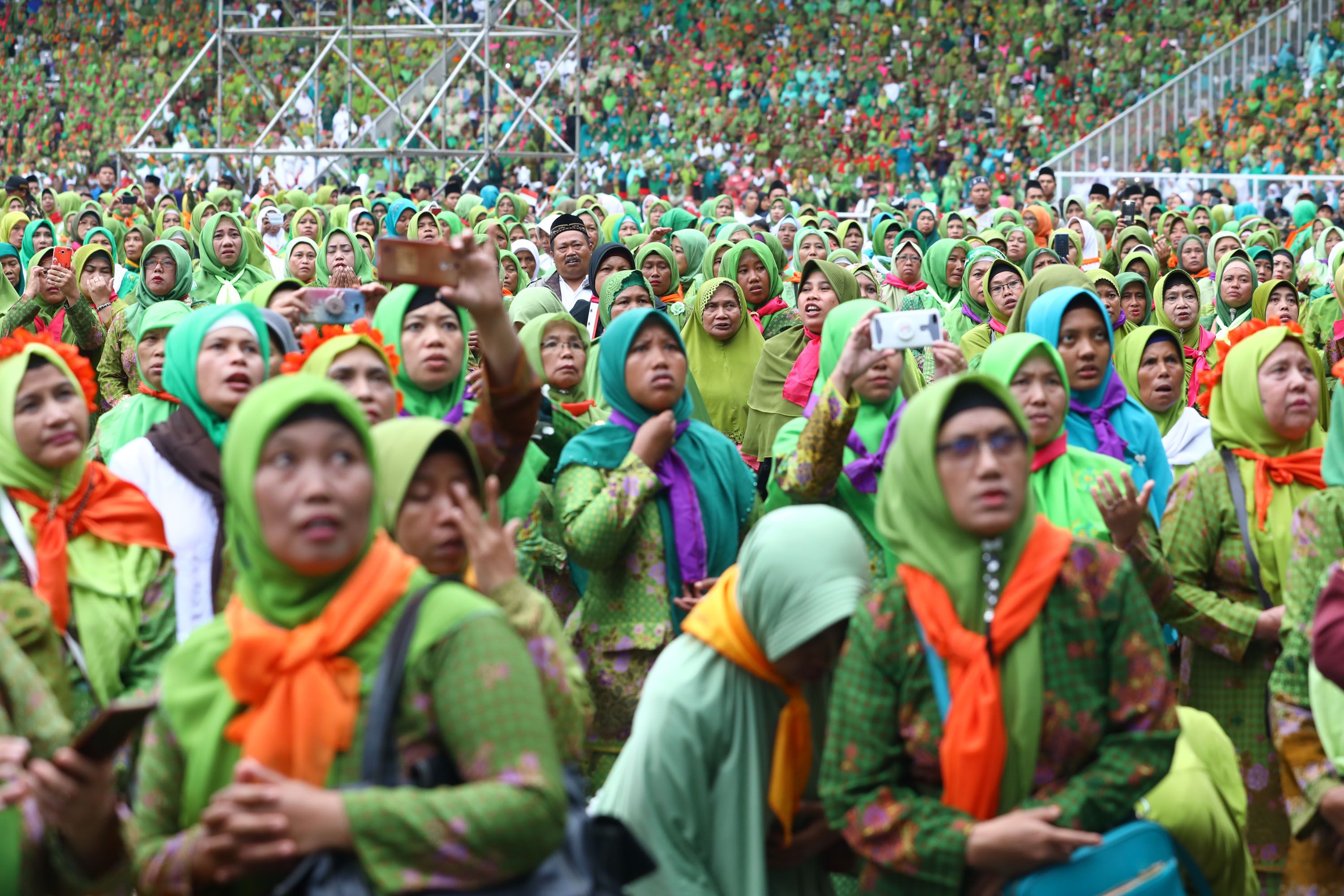 Peserta dari Muslimat NU mengikuti Harlah ke 73 Muslimat NU, doa bersama untuk keselamatan bangsa dan maulidurrasul, di Stadion Utama Gelora Bung Karno, Senayan, Jakarta, Minggu (27/1/2019). Acara tersebut mengangkat tema 'Khidmah Muslimat NU, Jaga Aswaja, Teguhkan Bangsa'. TRIBUNNEWS/IRWAN RISMAWAN