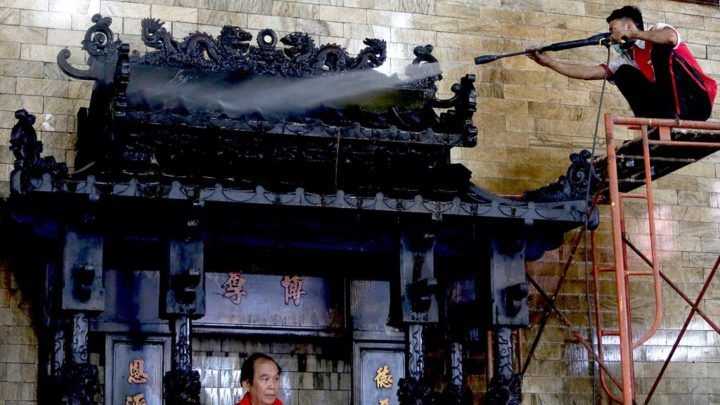Umat dan pengurus Wihara Amurva Bhumi atau Hoke Tek Tjeng Sin membersihkan tempat ibadah tersebut di kawasan Karet, Jakarta Selatan, Senin (28/1/2019). Ritual bersih-bersih wihara tersebut merupakan bagian dari persiapan menyambut tahun baru Imlek 2570 yang jatuh pada 5 Februari 2019).    Kompas/Tot