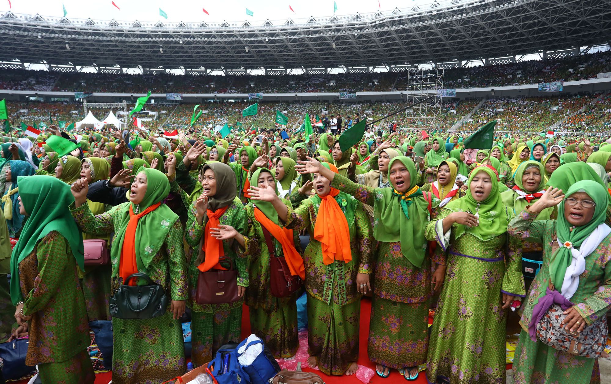 Peserta dari Muslimat NU mengikuti Harlah ke 73 Muslimat NU, doa bersama untuk keselamatan bangsa dan maulidurrasul, di Stadion Utama Gelora Bung Karno, Senayan, Jakarta, Minggu (27/1/2019). Acara tersebut mengangkat tema 'Khidmah Muslimat NU, Jaga Aswaja, Teguhkan Bangsa'. TRIBUNNEWS/IRWAN RISMAWAN