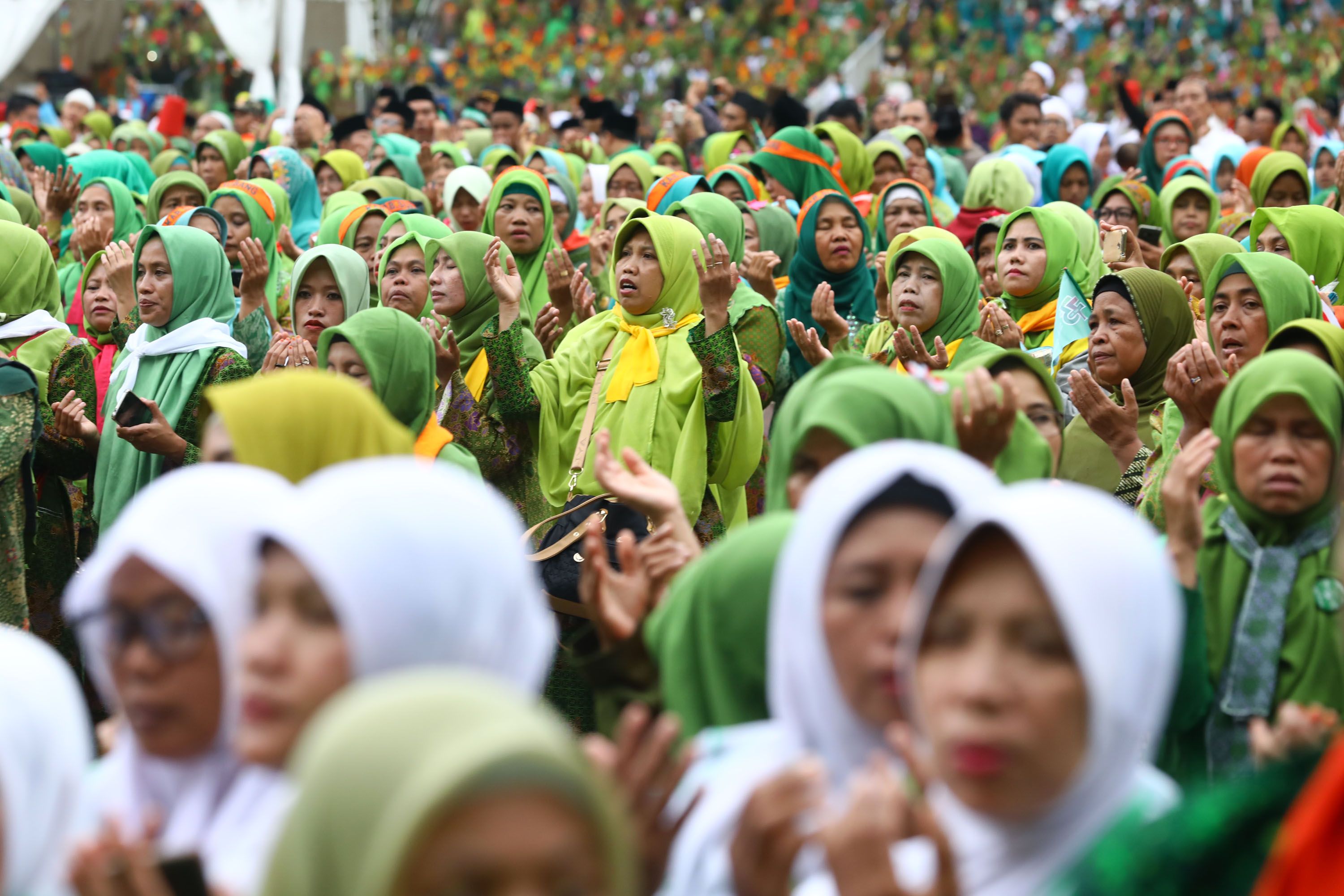 Peserta dari Muslimat NU mengikuti Harlah ke 73 Muslimat NU, doa bersama untuk keselamatan bangsa dan maulidurrasul, di Stadion Utama Gelora Bung Karno, Senayan, Jakarta, Minggu (27/1/2019). Acara tersebut mengangkat tema 'Khidmah Muslimat NU, Jaga Aswaja, Teguhkan Bangsa'. TRIBUNNEWS/IRWAN RISMAWAN