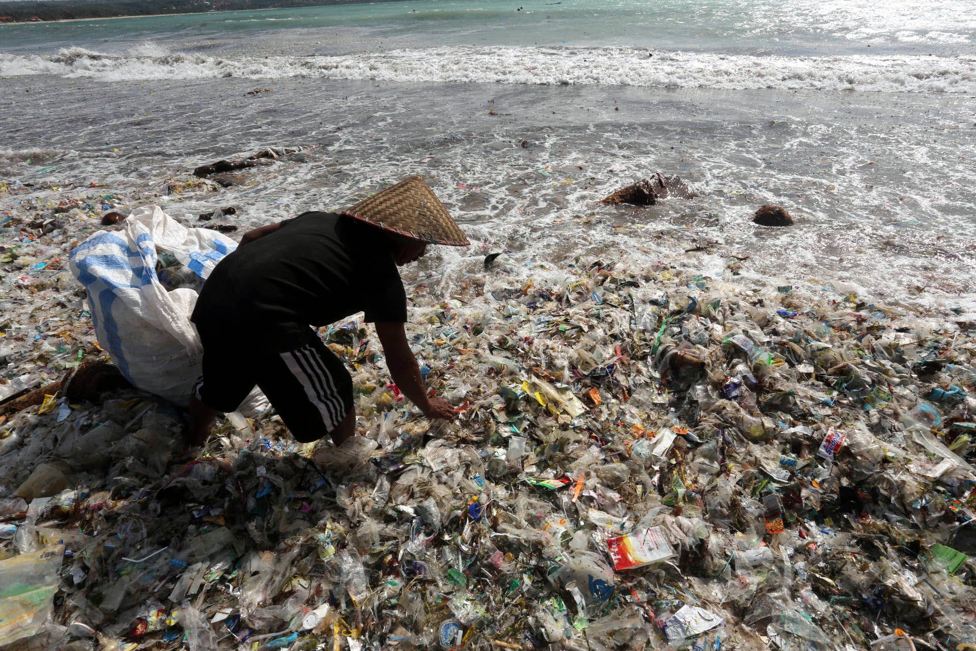 Sejumlah pemulung memungut sampah plastik di Pantai Kedonganan, Badung, Sabtu (26/1/2019). Pantai Kedonganan dipenuhi sampah kiriman yang mayoritas didominasi sampah plastik yang terdampar ke perairan tersebut akibat gelombang tinggi di wilayah perairan Bali selatan. Tribun Bali/Rizal Fanany