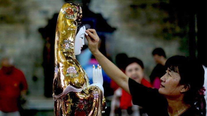Pengurus Wihara Amurva Bhumi atau Hok Tek Tjeng Sin merias Dewi Kwan Im usai dimandikan di tempat ibadah tersebut, di kawasan Karet, Jakarta Selatan, Senin (28/1/2019). Ritual bersih-bersih wihara merupakan bagian dari persiapan menyambut tahun baru Imlek 2570 yang jatuh pada 5 Februari 2019).    Ko
