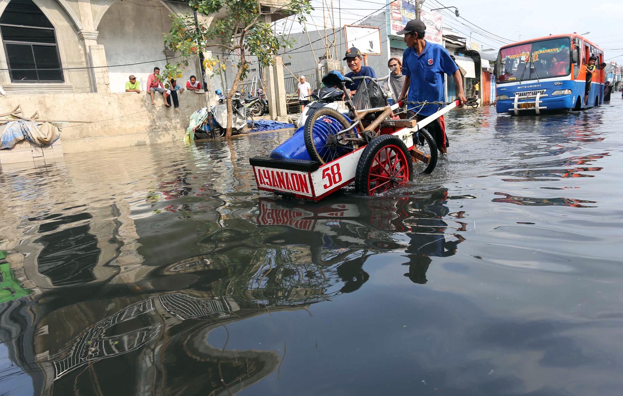 Pengendara melintasi banjir yang menggenangi Jalan Kramat Jaya, Semper Barat, Jakarta Utara, Rabu (12/3/2014). Setiap kali hujan lebat mengguyur kawasan itu, jalan tersebut selalu banjir. Hal itu diperparah oleh sistem drainase yang buruk. Warta Kota/angga bhagya nugraha