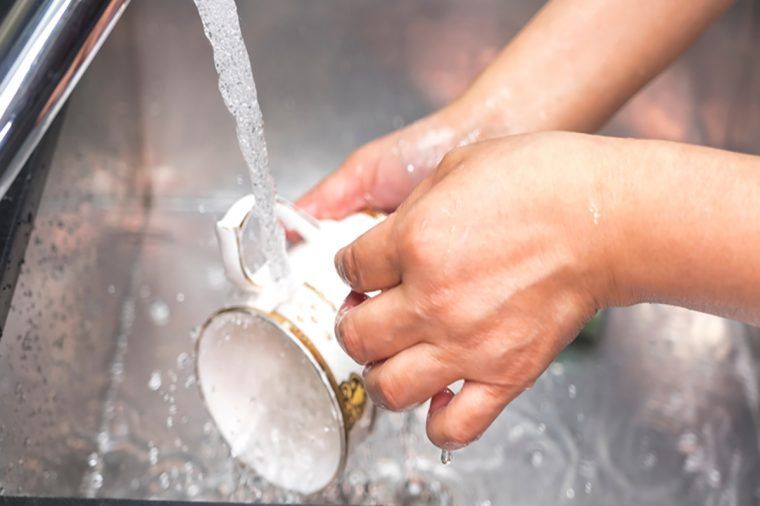 Cuci piring dengan air dingin tidak bisa membunuh kuman dan bakteri