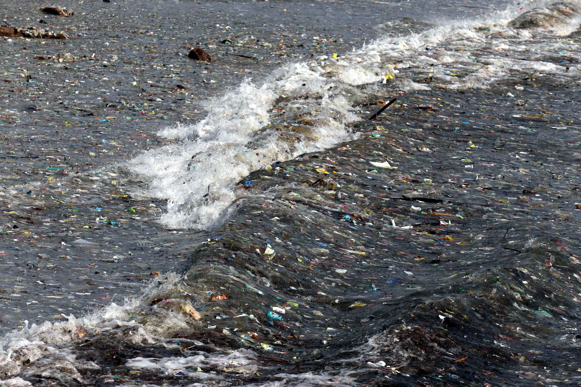 Sejumlah pemulung memungut sampah plastik di Pantai Kedonganan, Badung, Sabtu (26/1/2019). Pantai Kedonganan dipenuhi sampah kiriman yang mayoritas didominasi sampah plastik yang terdampar ke perairan tersebut akibat gelombang tinggi di wilayah perairan Bali selatan. Tribun Bali/Rizal Fanany