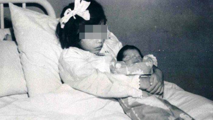 Bocah perempuan dan bayi yang baru dilahirkannya di Peru. 