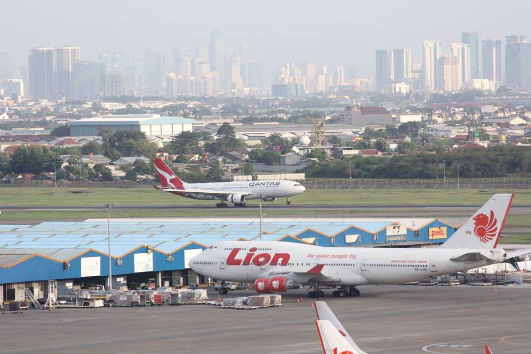 Kesibukan Bandar Udara Internasional Soekarno Hatta, Banten. 