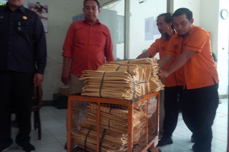 Amplop cokelat berisi tabloid Indonesia barokah ditahan di Kantor Pos Solo, Jawa Tengah, Selasa (29/1/2019).  
