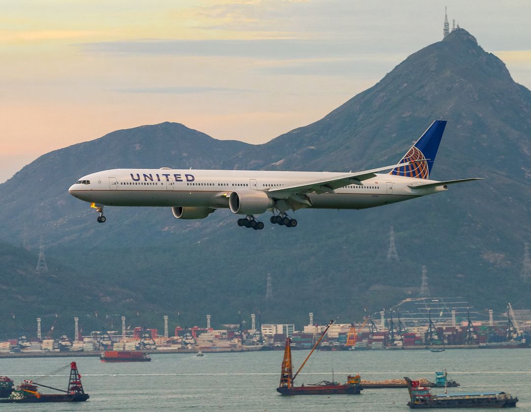 United Airlines saat akan mendarat di Bandara Ngurah Rai Denpasar Bali