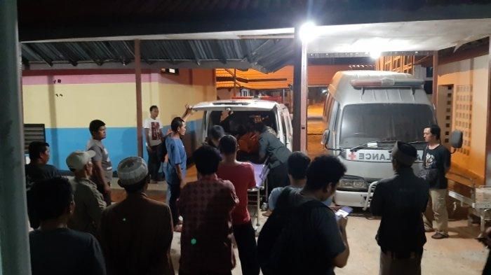 Jenazah saat tiba di RS Rubini Kabupaten Mempawah, Senin (28/1/2019) malam. 