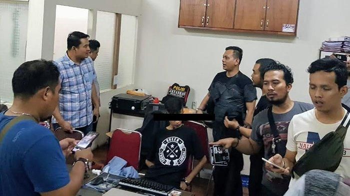  AP (18) diduga kuat pelaku pembunuhan Haryanto pengusaha keripik Desa Malikian Kabupaten Mempawah Kalimantan Barat saat diamankan anggota Resmob Ditreskrimum Polda Kalbar, Selasa (29/1/2019). 