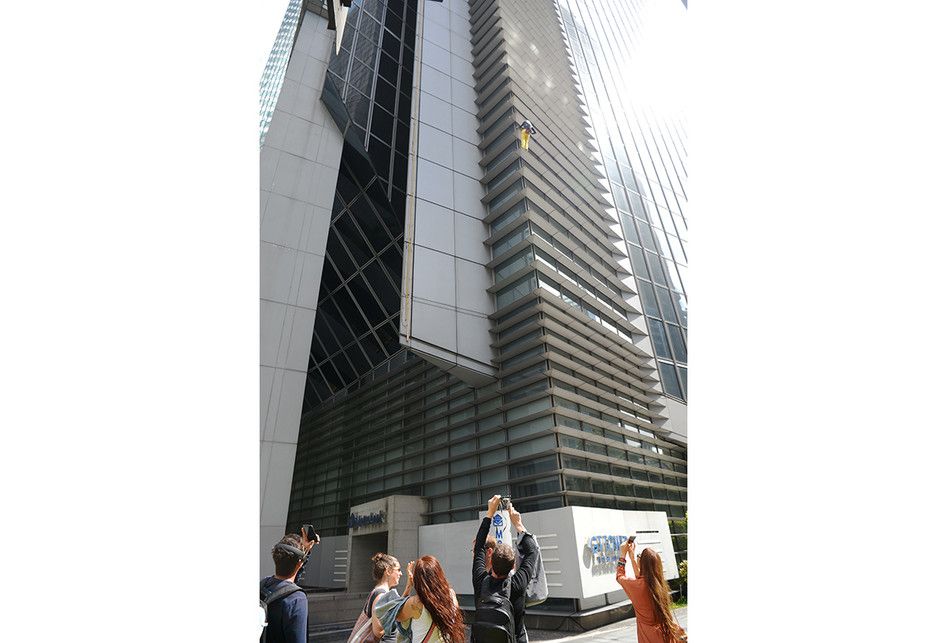 Pemanjat gedung asal Perancis, Alain Robert, memanjat sisi GT Tower di Makati, Filipina, Selasa (29/1/2019). Pria dengan julukan 'Spider-Man' berusia 56 tahun itu kemudian ditangkap Kepolisian Kota Makati atas aksinya yang dinilai masuk ke properti orang lain tanpa izin atau menganggu publik.