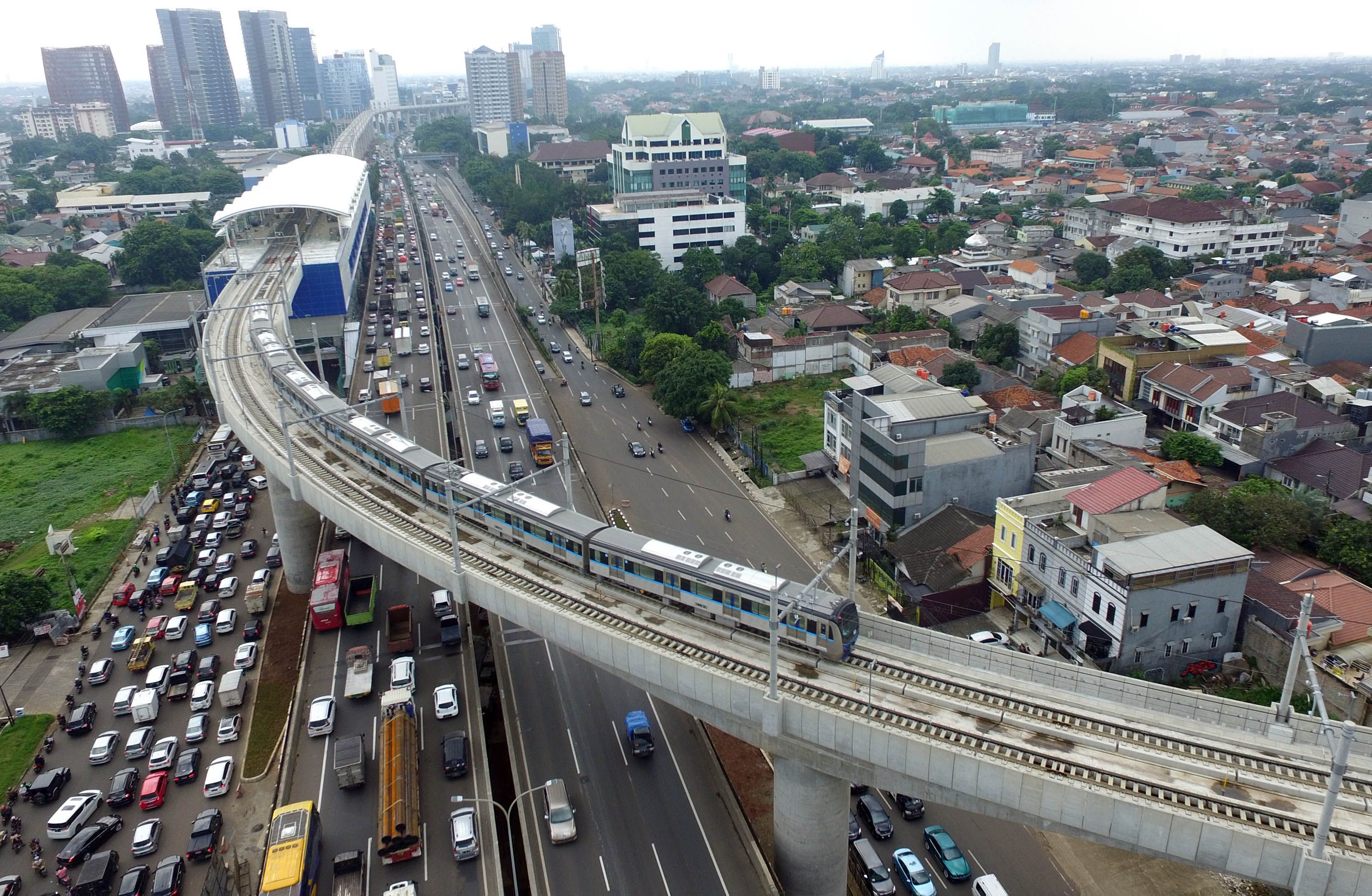 Kereta Mass Rapid Transit (MRT) melintas di Kawasan Fatmawati, Jakarta Selatan, tampak dari foto udara, Rabu (30/1/2019). Transportasi massal tersebut akan segera bisa digunakan oleh warga pada Maret 2019 mendatang. Warta Kota/Angga Bhagya Nugraha