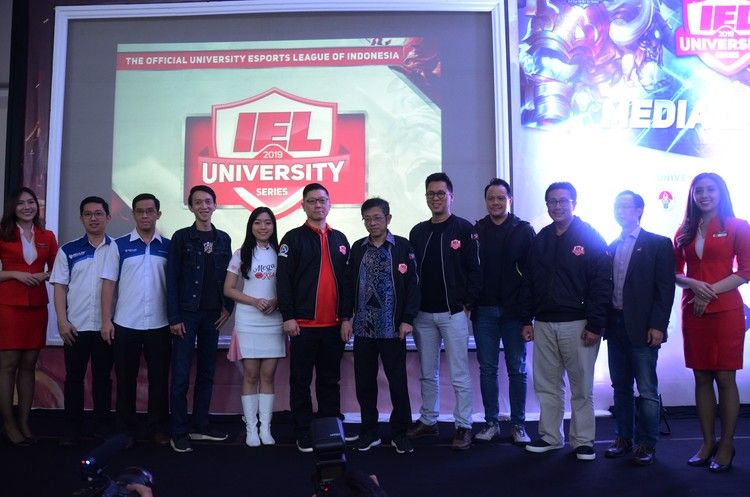 COO MIX 360 ESPORTS, Harry Kartono dan Presiden IESPA, Eddy Lim didampingi para sponsor (Air Asia, RAZER, Rexus) partner (Meta.us, Niko Partners dan Moonton), dan MegaKiss selaku Ambassador di media launch IEL University Series 2019