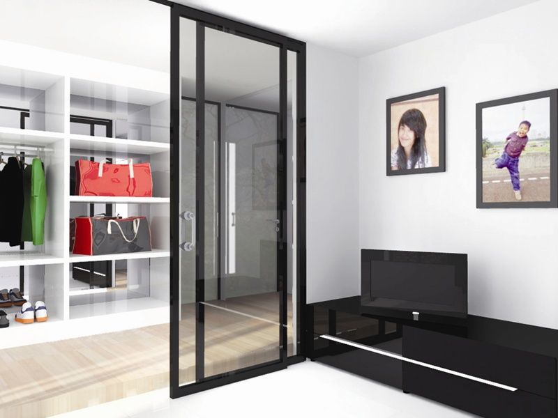 Pintu geser berbahan kaca menjadi pembatas antara kamar tidur dan walk-in closet.