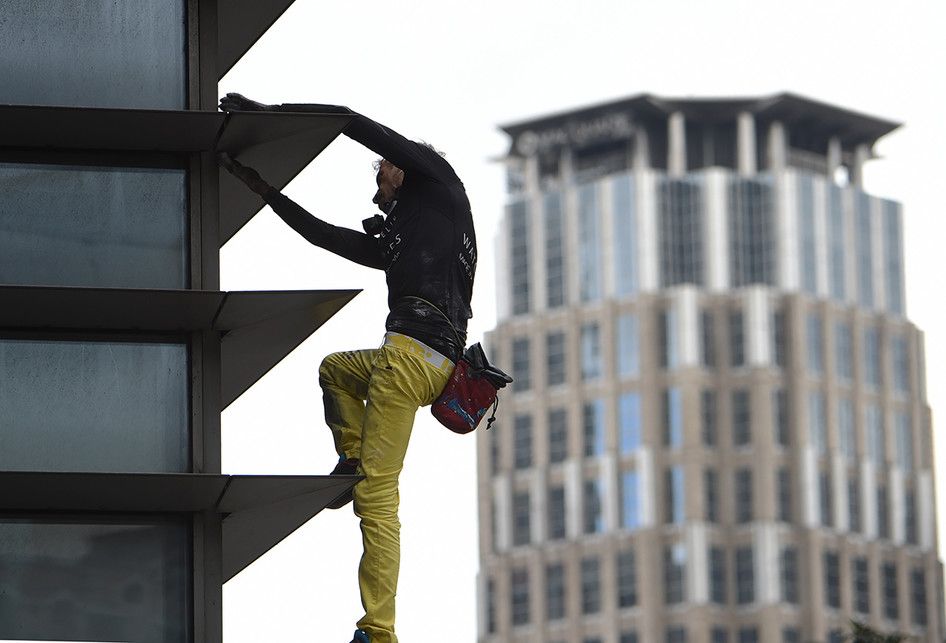 Pemanjat gedung asal Perancis, Alain Robert, memanjat sisi GT Tower di Makati, Filipina, Selasa (29/1/2019). Pria dengan julukan 'Spider-Man' berusia 56 tahun itu kemudian ditangkap Kepolisian Kota Makati atas aksinya yang dinilai masuk ke properti orang lain tanpa izin atau menganggu publik.