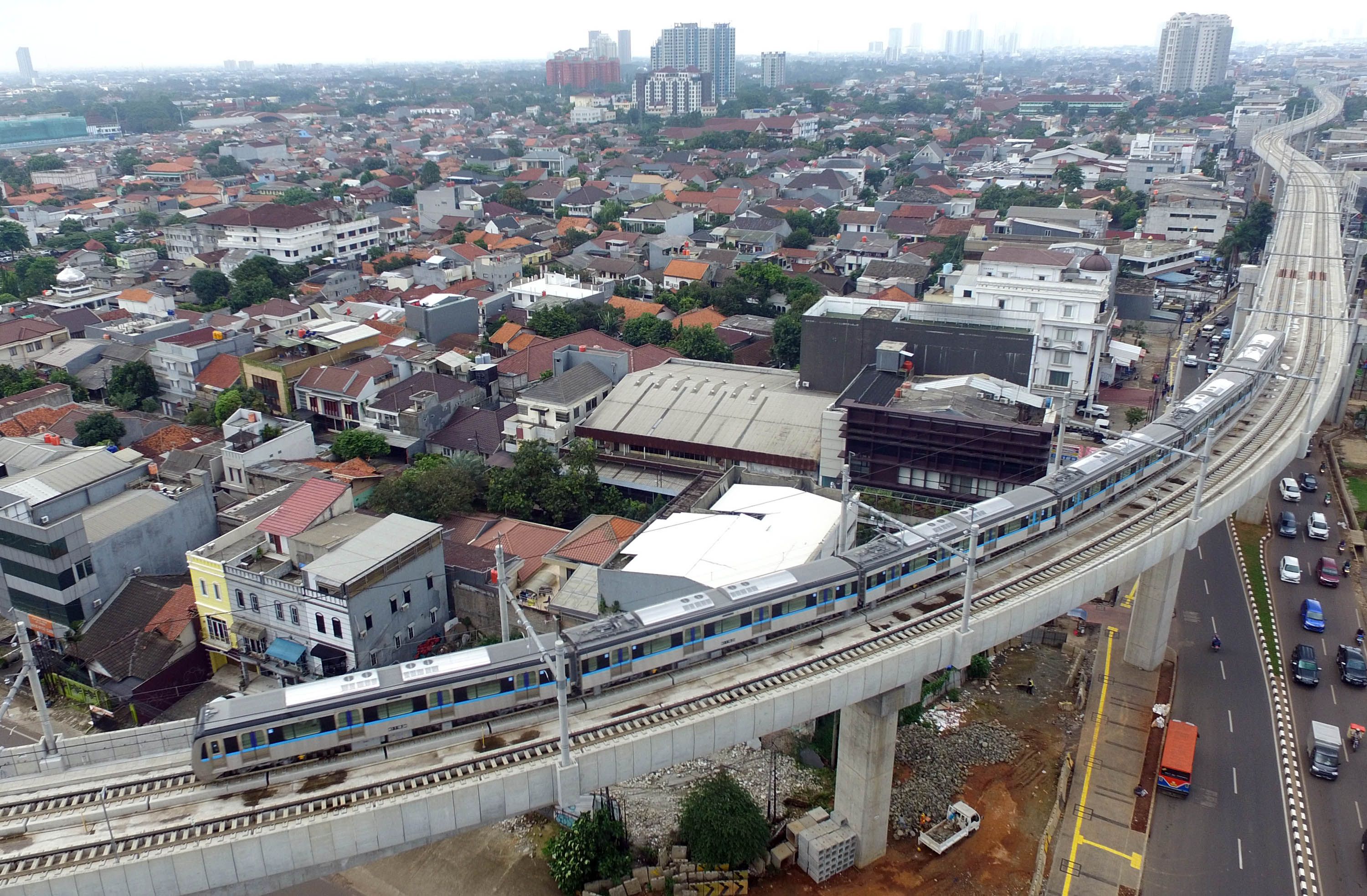 Kereta Mass Rapid Transit (MRT) melintas di Kawasan Fatmawati, Jakarta Selatan, tampak dari foto udara, Rabu (30/1/2019). Transportasi massal tersebut akan segera bisa digunakan oleh warga pada Maret 2019 mendatang. Warta Kota/Angga Bhagya Nugraha