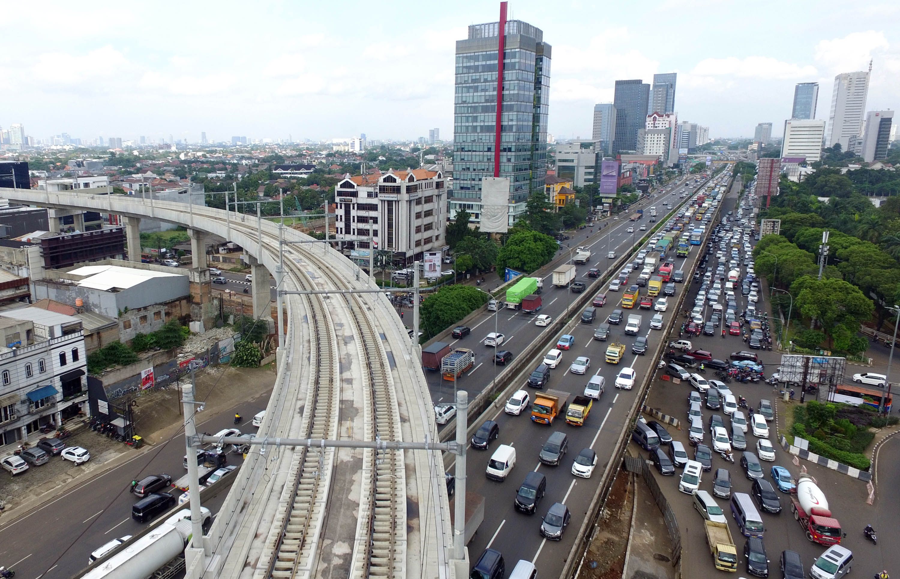 Sejumlah kendaraan antre panjang di Jalan toll JORR Kawasan Cilandak, Jakarta Selatan, Rabu (30/1/2019). Kemacetan di Jakarta, merupakan pemandangan sehari-hari dan paling parah pada jam-jam sibuk seperti jam pulang kantor. Warta Kota/Angga Bhagya Nugraha