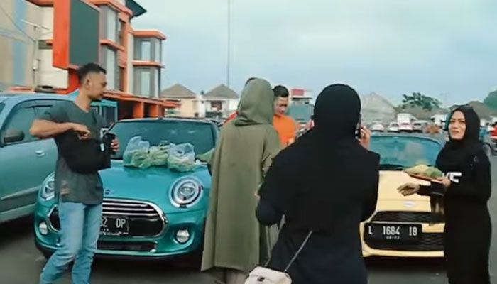 Jajan dagangan Bu Dendy digelar diatas Mini Cabrio