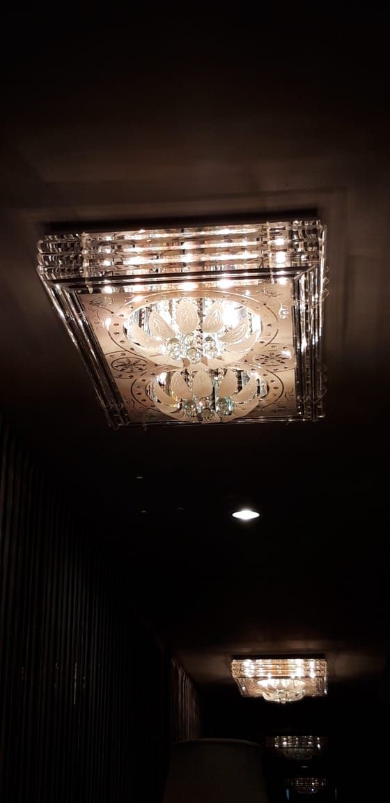 Lampu kristal pada lobby