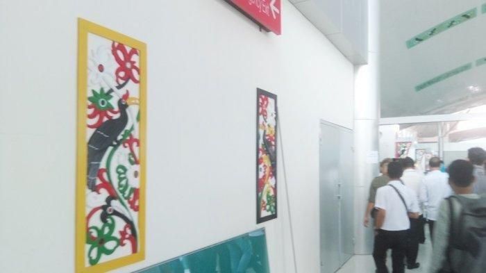 Dinding bangunan terminal Tjilik Riwut baru penuh dengan lukisan motif suku dayak