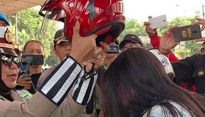 Satlantas Jakarta Barat bagikan helm gratis, mengkampanyekan Millennial Road Safety Festival