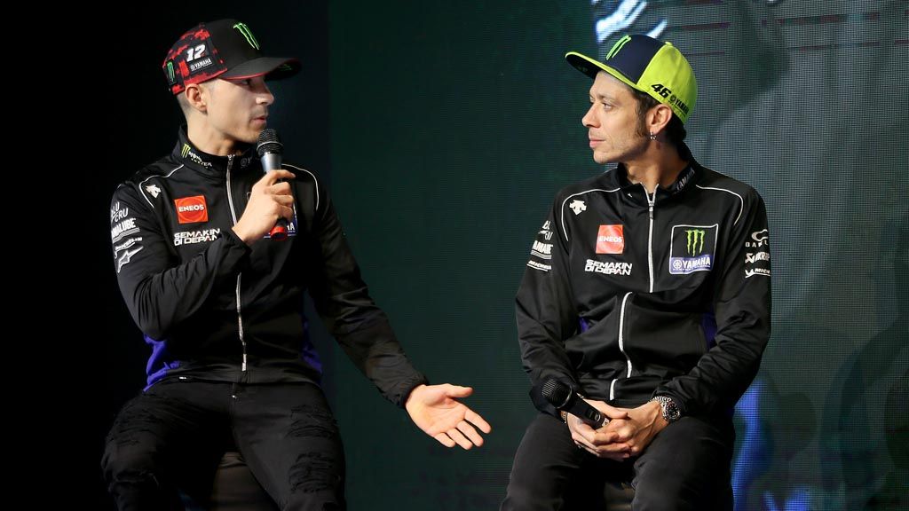 Pebalap tim Monster Energy Yamaha MotoGP Valentino Rossi (kanan) dan Maverick Vinales saat peluncuran tim di Jakarta, Senin (4/2/2019). Rossi dan Vinales akan mengendarai motor YZR-M1 pada balapam Moto GP musim ini...Kompas/Hendra A Setyawan.4-2-2019