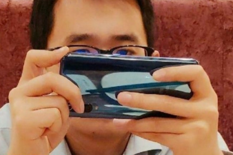 Bocoran foto yang semakin memperkuat kabar bahwa Xiaomi Mi 9 punya tiga kamera