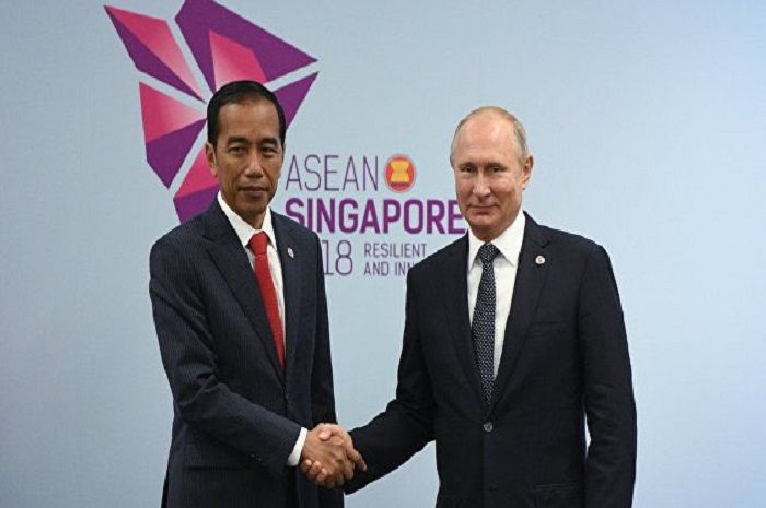 Presiden Joko Widodo dan Presiden Rusia Vladimir Putin dalam Konferensi Tingkat Tinggi (KTT) ASEAN-Rusia di Singapura tahun lalu.