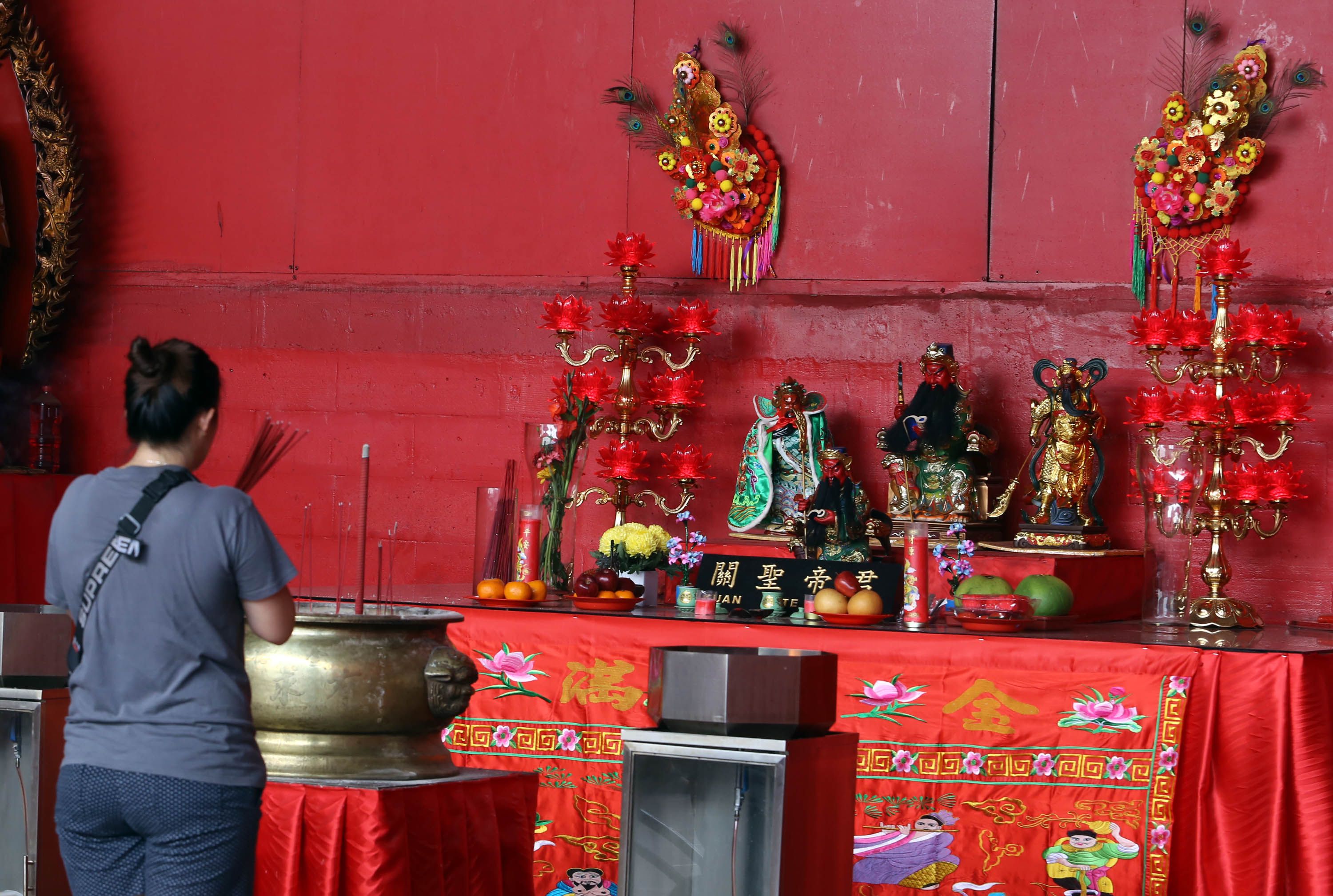 Warga Tionghoa Indoensia beribadah di Vihara Dharma Bakti Petak 9, Tamansari, Jakarta Barat, jelang perayaan Tahun Baru Imlek, Minggu (3/2/2019). Perayaan Tahun Baru Imlek 2570 akan dilaksanakan pada Selasa (5/3/2019). Warta Kota/Angga Bhagya Nugraha
