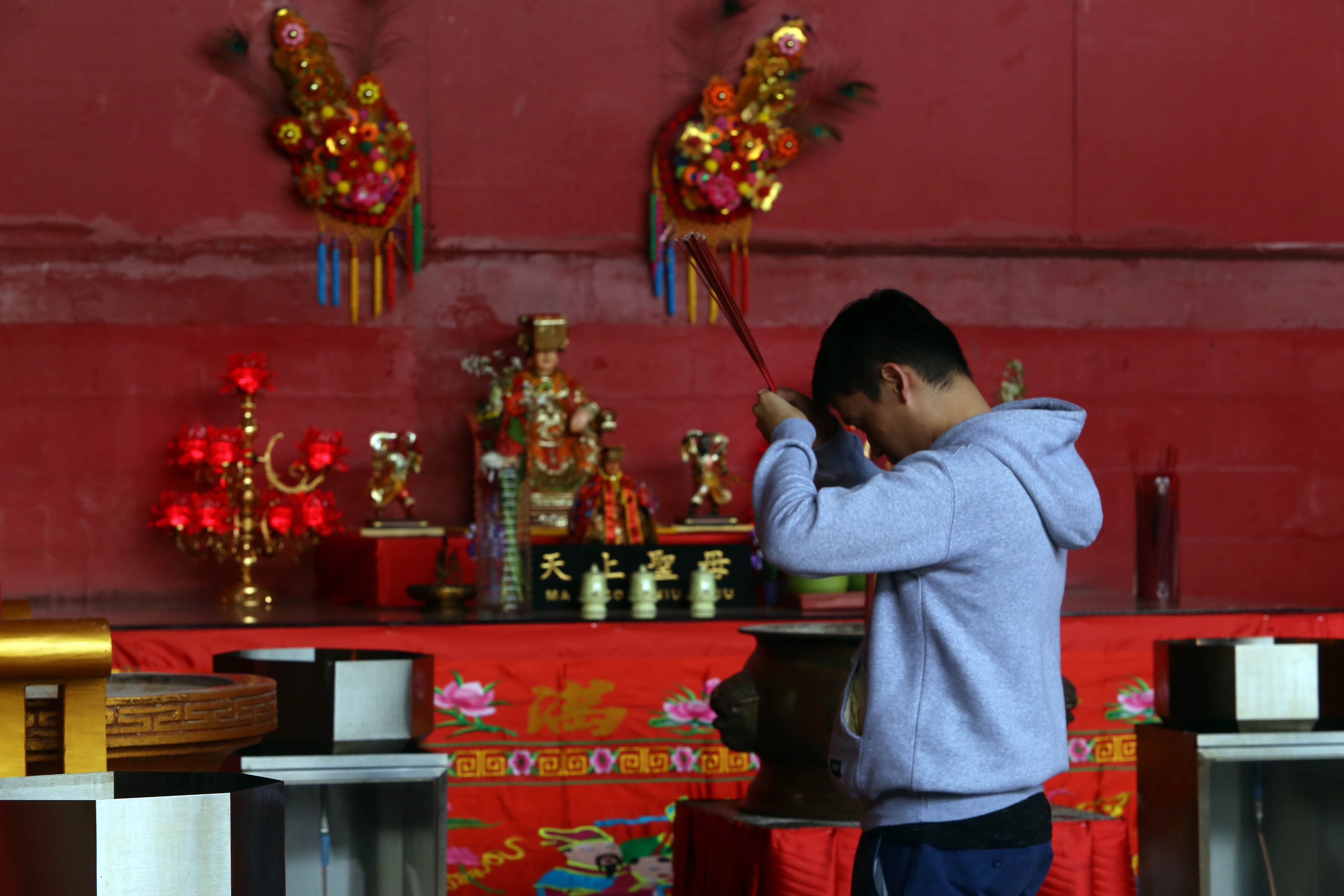 Warga Tionghoa Indoensia beribadah di Vihara Dharma Bakti Petak 9, Tamansari, Jakarta Barat, jelang perayaan Tahun Baru Imlek, Minggu (3/2/2019). Perayaan Tahun Baru Imlek 2570 akan dilaksanakan pada Selasa (5/3/2019). Warta Kota/Angga Bhagya Nugraha