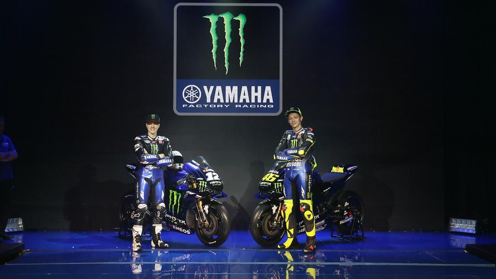 Pebalap tim Monster Energy Yamaha MotoGP Valentino Rossi (kanan) dan Maverick Vinales saat peluncuran tim di Jakarta, Senin (4/2/2019). Rossi dan Vinales akan mengendarai motor YZR-M1 pada balapam Moto GP musim ini...Kompas/Hendra A Setyawan.4-2-2019