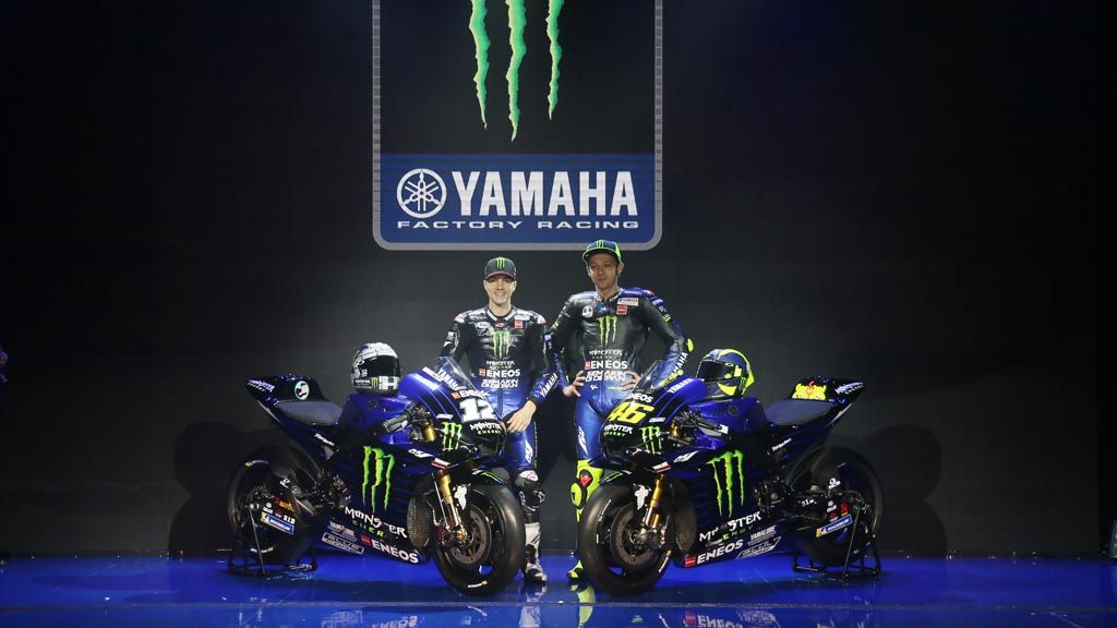 Pebalap tim Monster Energy Yamaha MotoGP Valentino Rossi (kanan) dan Maverick Vinales saat peluncuran tim di Jakarta, Senin (4/2/2019). Rossi dan Vinales akan mengendarai motor YZR-M1 pada balapam Moto GP musim ini...Kompas/Hendra A Setyawan.4-2-2019