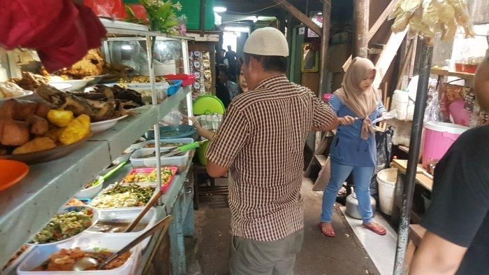 Penampakan bagaian dalam warung nasi Bu Damiah