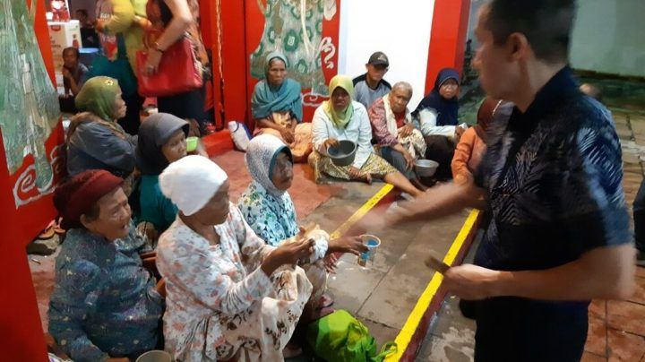 Pengunjung memberi sedekah kepada sejumlah warga saat perayaan Imlek 2570 di Vihara Welas Asih, Kota Cirebon, Jawa Barat, Senin (4/2/2019) malam.