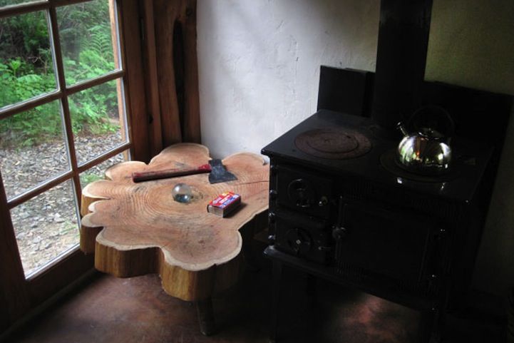 Bagian penyimpanan dan meja yang terbuat dari batang kayu