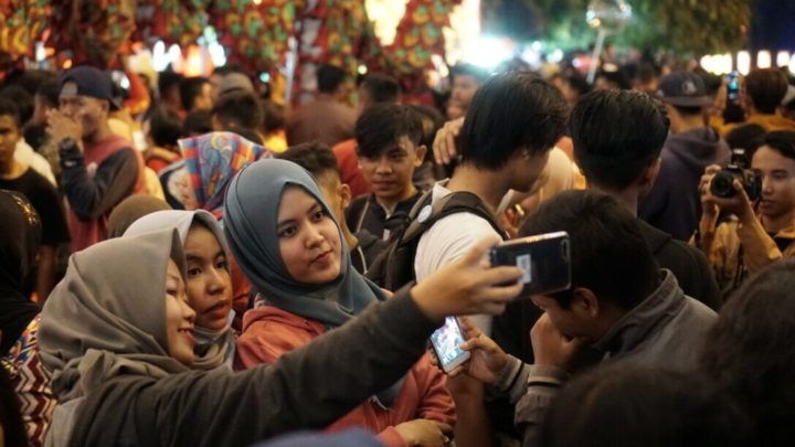 Warga berfoto bersama dalam suasana perayaan Imlek 2570/2019 di kawasan depan Pasar Gede, Solo, Jawa, Senin (4/2/2019).