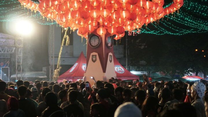 Ribuan warga memadati area depan Pasar Gede, Solo, Jawa Tengah, Senin (4/2/2019) dalam perayaan Tahun Baru Imlek.