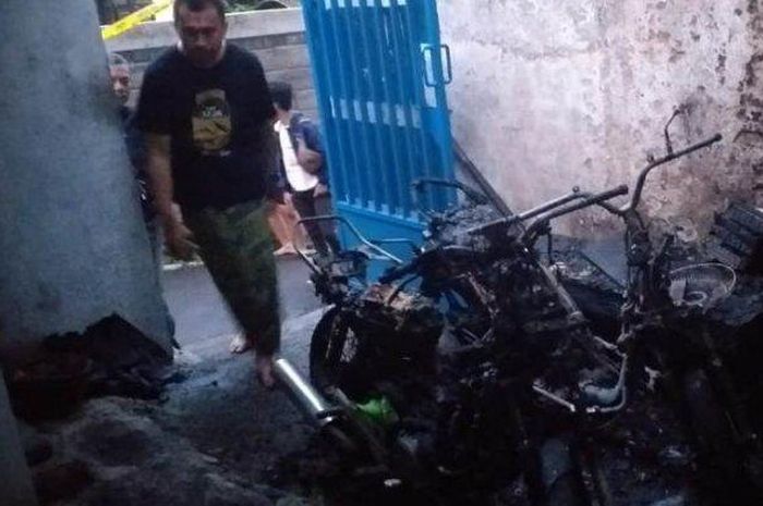 2 motor di garasi sasaran teror kain api