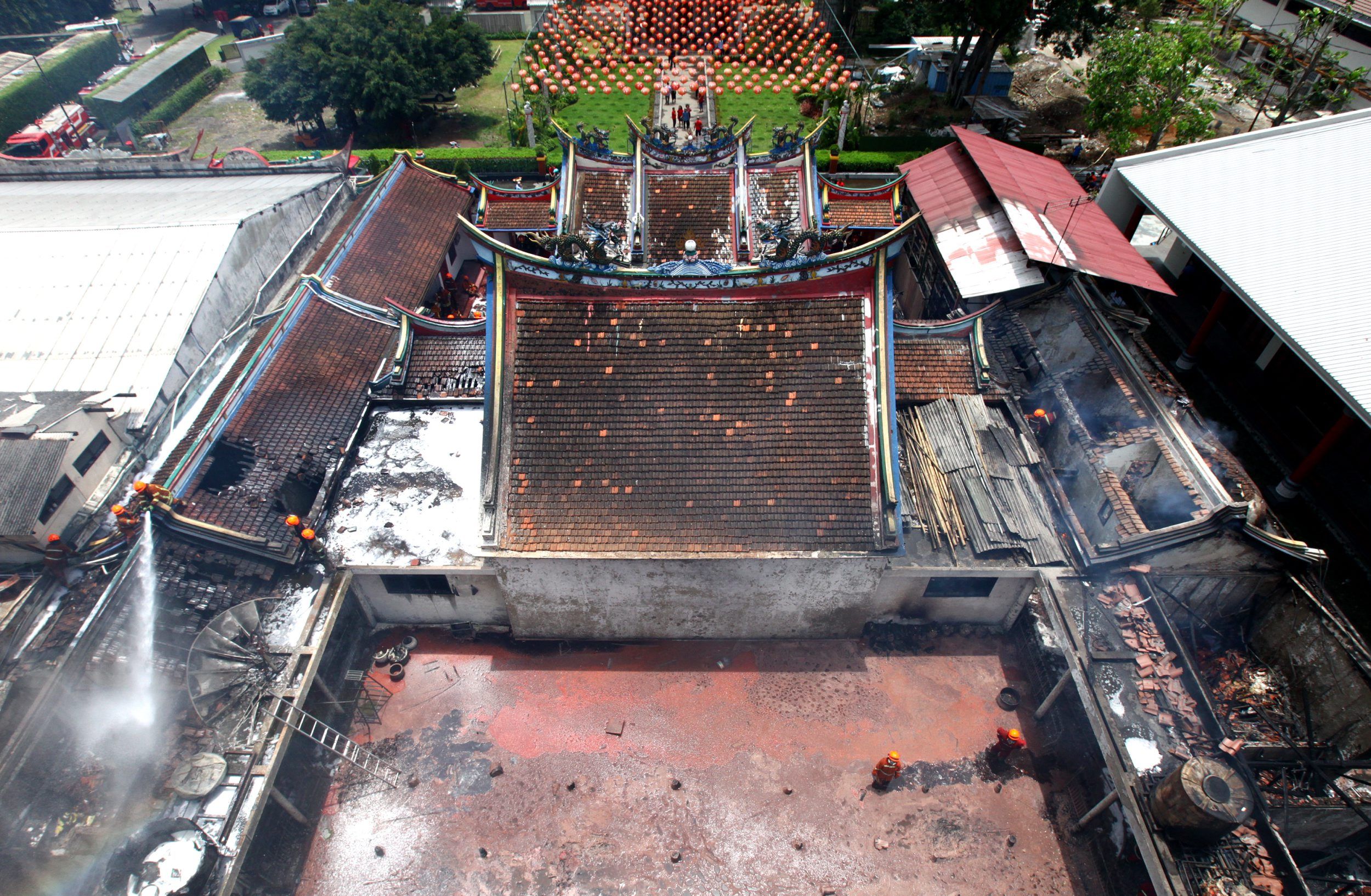 Petugas Dinas Pemadam Kebakaran dan Penanggulangan Bencana (Diskar PB) Kota Bandung berusaha memadamkan api yang masih menyala di lokasi kebakaran Vihara Satya Budi, kompleks Vihara Samudera  Bhakti, Jalan Kelenteng, Kota Bandung, Selasa (5/2/2019). Kebakaran yang terjadi sekitar pukul 10.00 itu, di