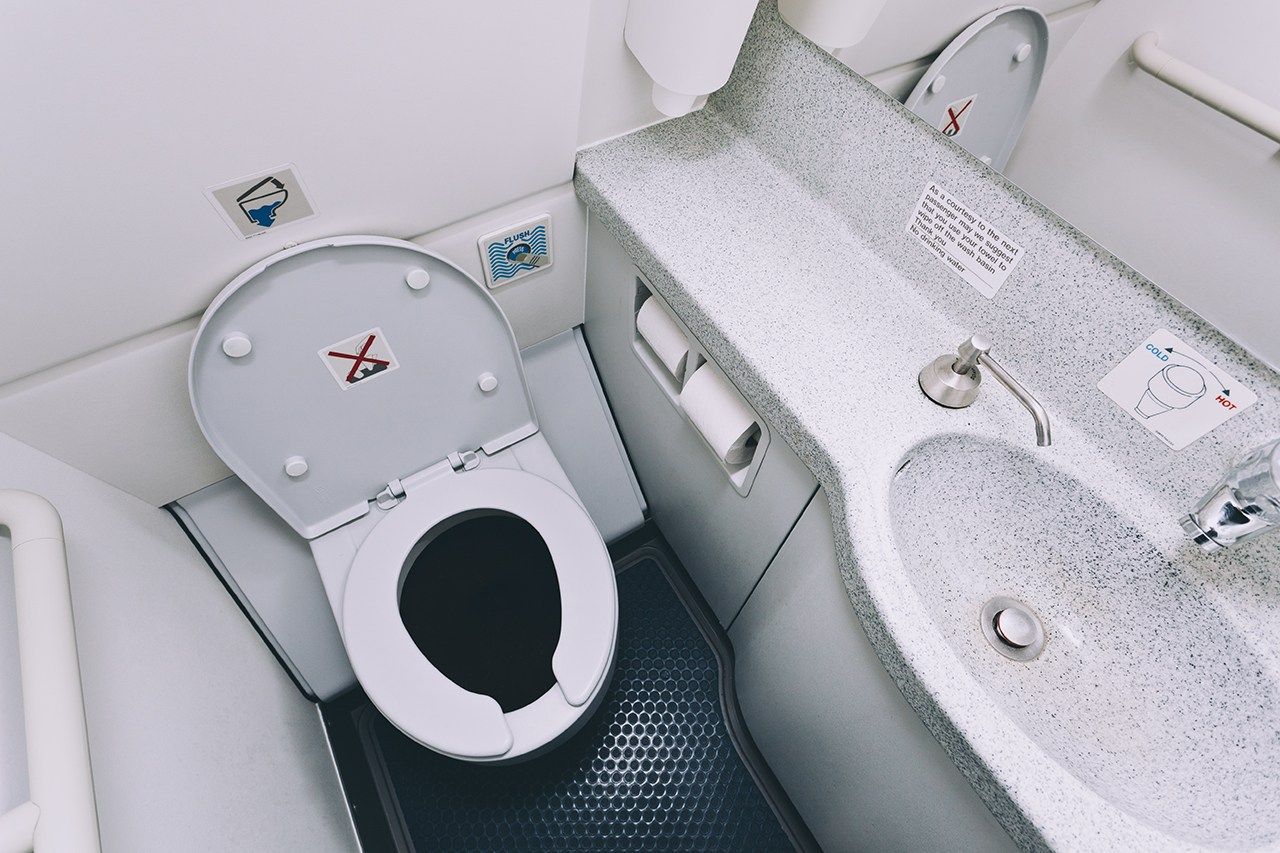 Toilet di pesawat