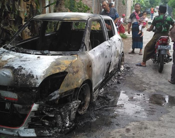 Suzuki Swift yang hangus dibakar di Kendal, Jawa Tengah