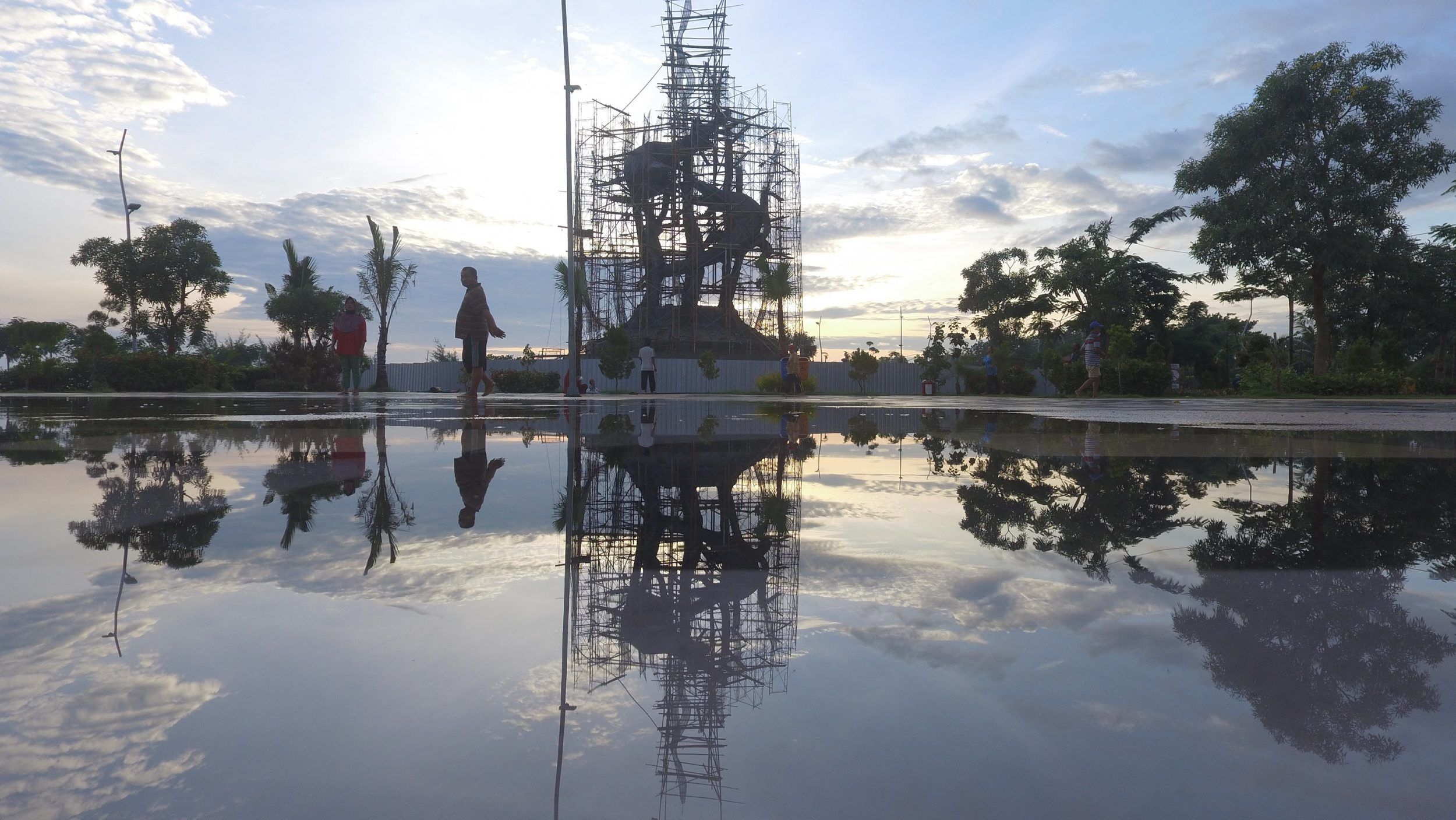 IKON BARU - Foto udara suasana Taman Suroboyo dimana Patung Suro dan Boyo di Kenjeran masih dalam tahap pembangunan, Selasa (5/2). Patung yang memiliki tinggi sekitar 25 meter itu akan menjadi patung lambang Kota Surabaya terbesar di kota Surabaya dan direncanakan akan rampung pada Maret 2019 dengan