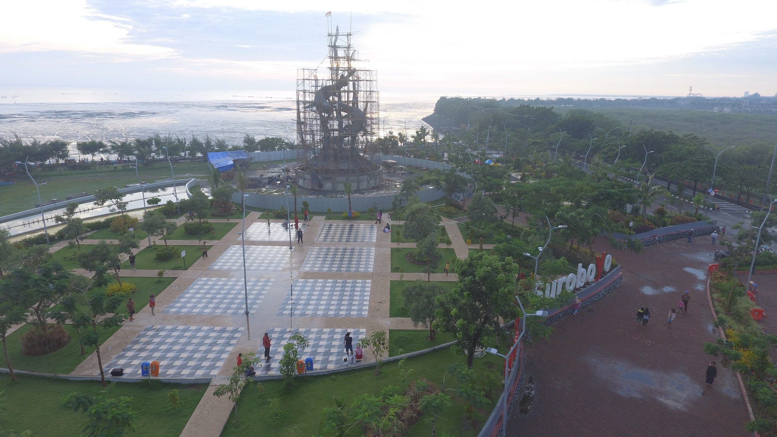 IKON BARU - Foto udara suasana Taman Suroboyo dimana Patung Suro dan Boyo di Kenjeran masih dalam tahap pembangunan, Selasa (5/2). Patung yang memiliki tinggi sekitar 25 meter itu akan menjadi patung lambang Kota Surabaya terbesar di kota Surabaya dan direncanakan akan rampung pada Maret 2019 dengan