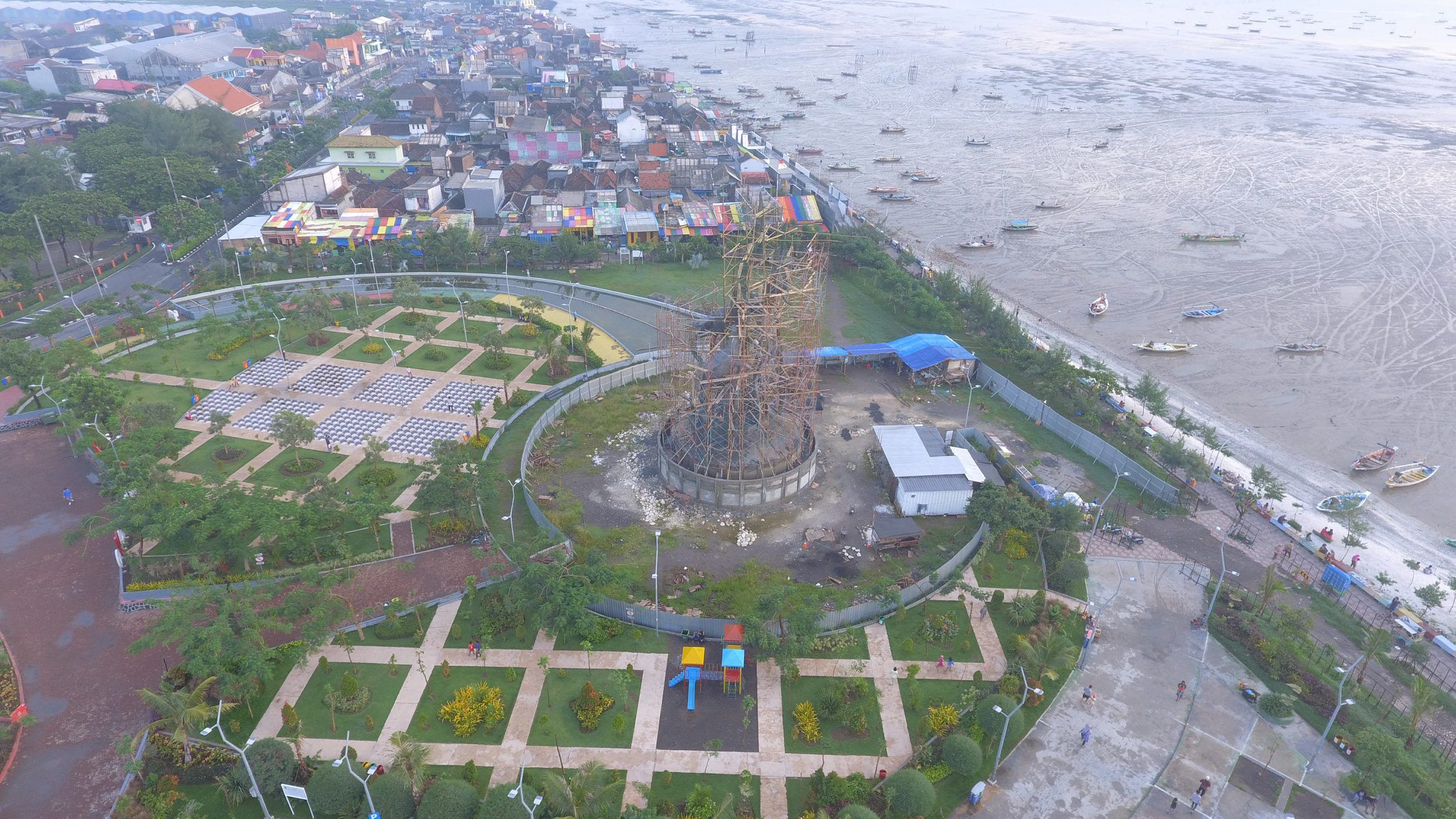 IKON BARU - Foto udara suasana Taman Suroboyo dimana Patung Suro dan Boyo di Kenjeran masih dalam tahap pembangunan, Selasa (5/2). Patung yang memiliki tinggi sekitar 25 meter itu akan menjadi patung lambang Kota Surabaya terbesar di kota Surabaya dan direncanakan akan rampung pada Maret 2019 dengan