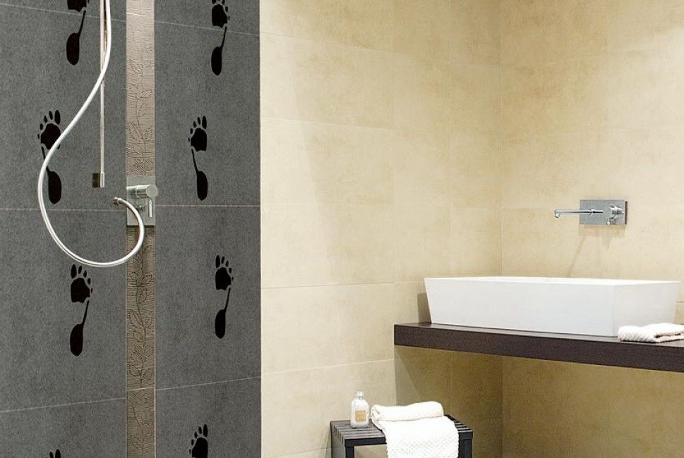 Homogeneous tile bisa juga digunakan sebagai pelapis dinding kamar mandi.