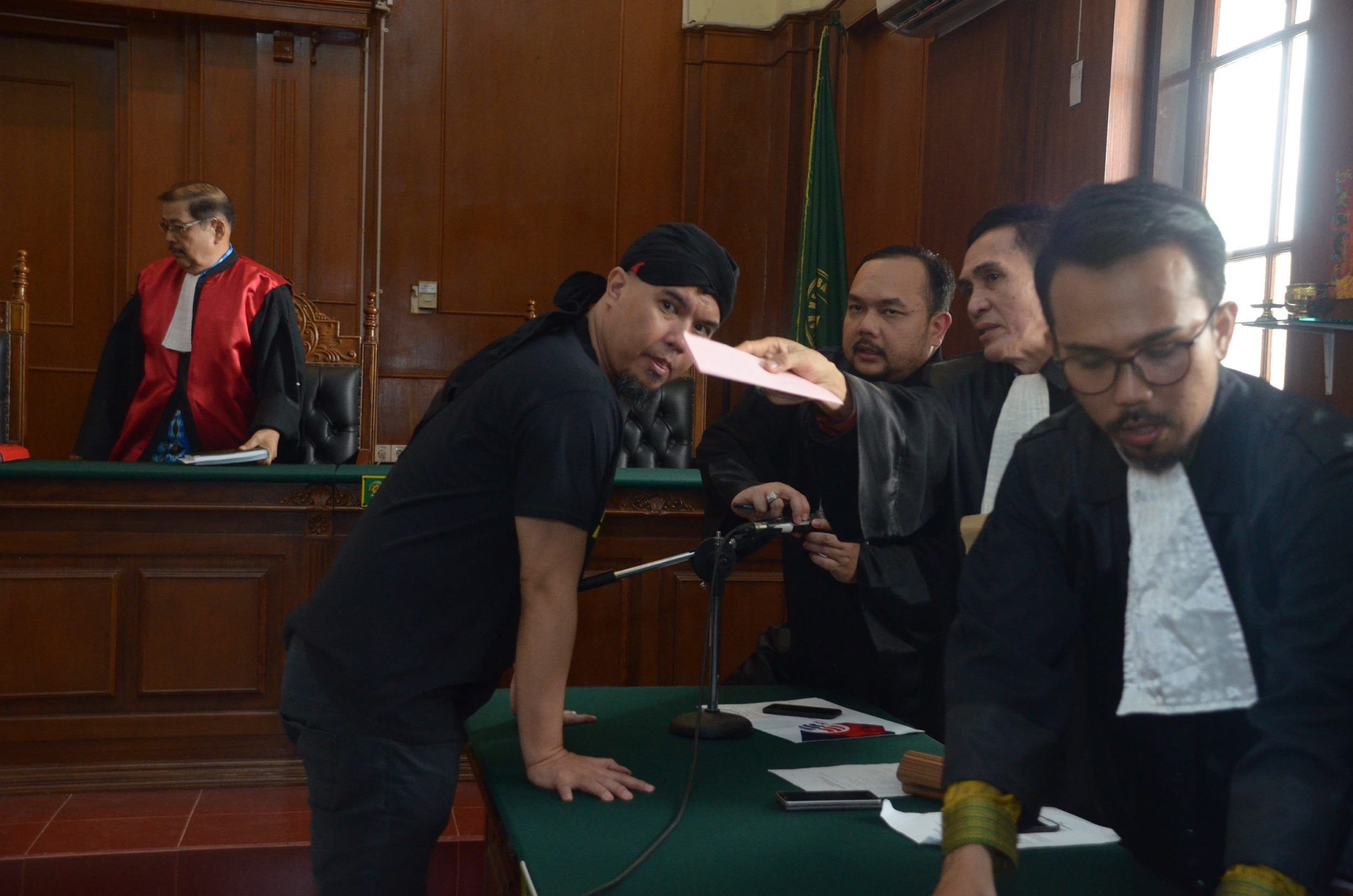 SIDANG PERDANA - Musisi dan politikus  Ahmad Dhani Prasetya (ADP) saat menjalani sidang perdana kasus pencemaran nama baik dengan agenda sidang pembacaan dakwaan di Pengadilan Negeri (PN) Surabaya, Kamis (7/2). SURYA/AHMAD ZAIMUL HAQ