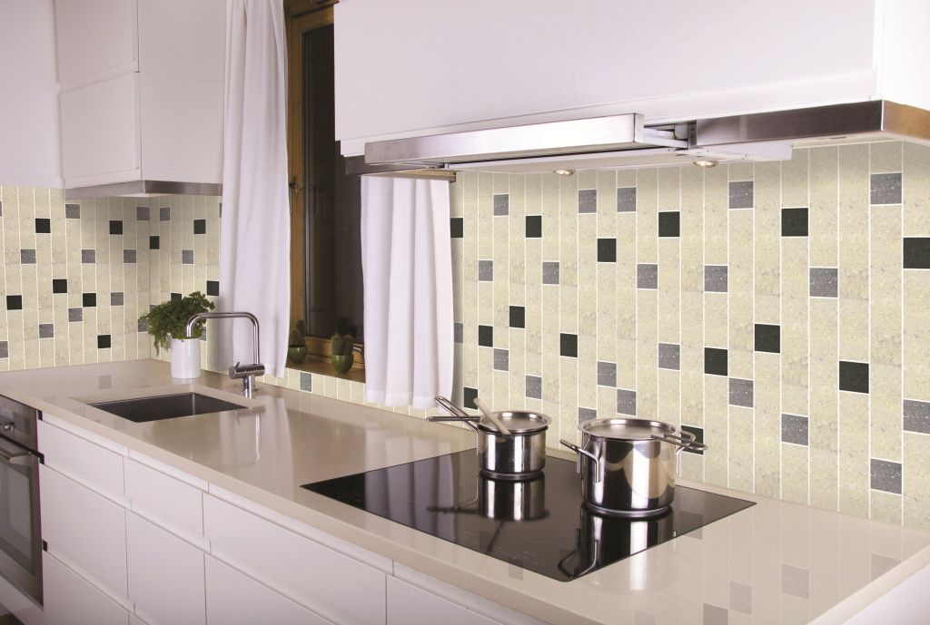 Aplikasi homogeneous tile pada backplash dapur.
