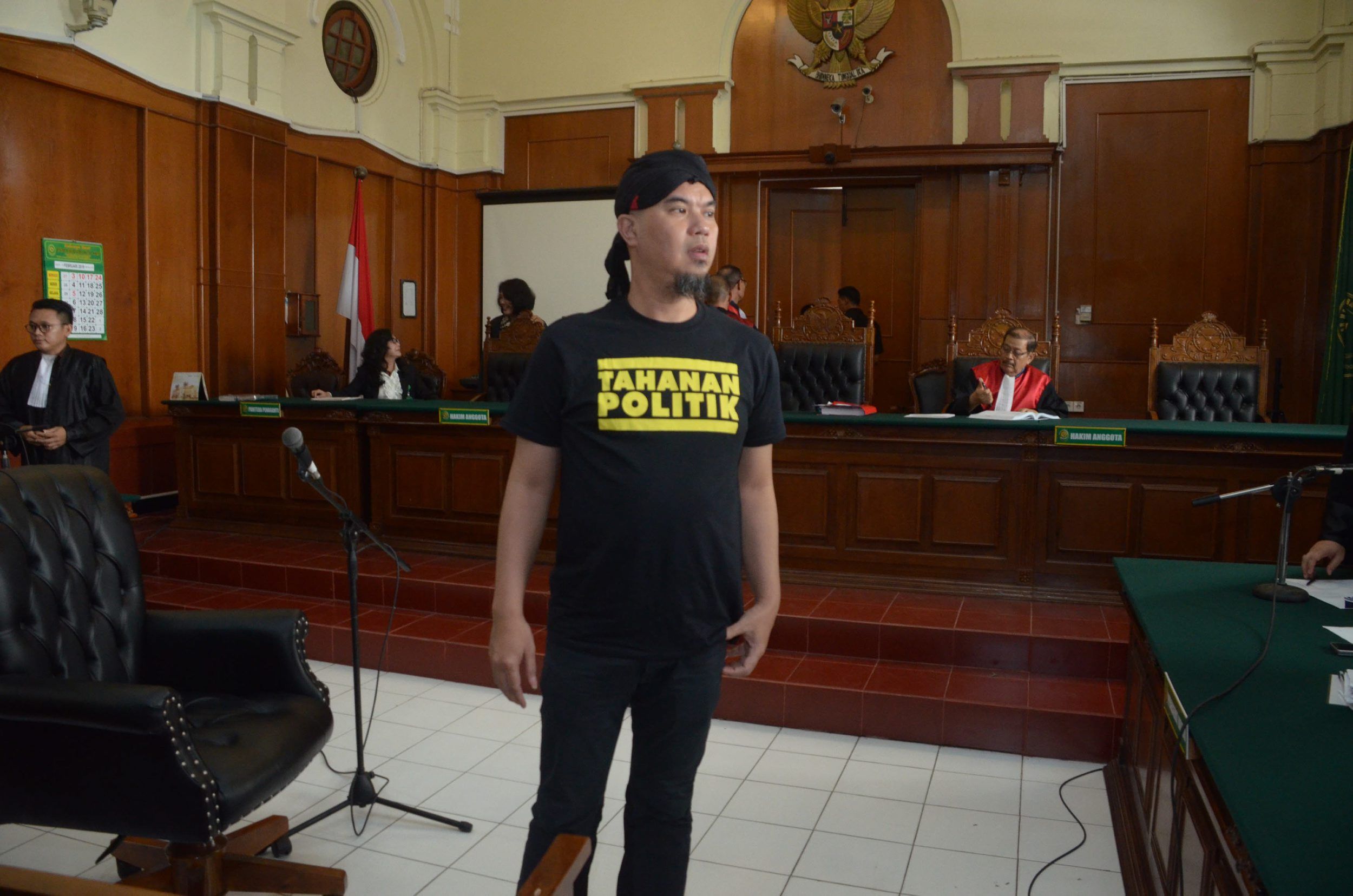 SIDANG PERDANA - Musisi dan politikus  Ahmad Dhani Prasetya (ADP) saat menjalani sidang perdana kasus pencemaran nama baik dengan agenda sidang pembacaan dakwaan di Pengadilan Negeri (PN) Surabaya, Kamis (7/2). SURYA/AHMAD ZAIMUL HAQ